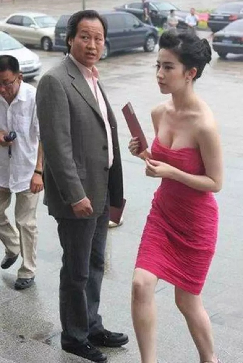 Liu Yifei was "ambiguous" with the billionaire adoptive father, eventually abandoned and the end - Photo 4