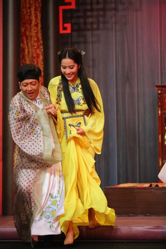 Truong Giang was criticized for kissing Miss Thuy Tien's cheek, her hobby of hugging female stars was suddenly "digged back" - Photo 4