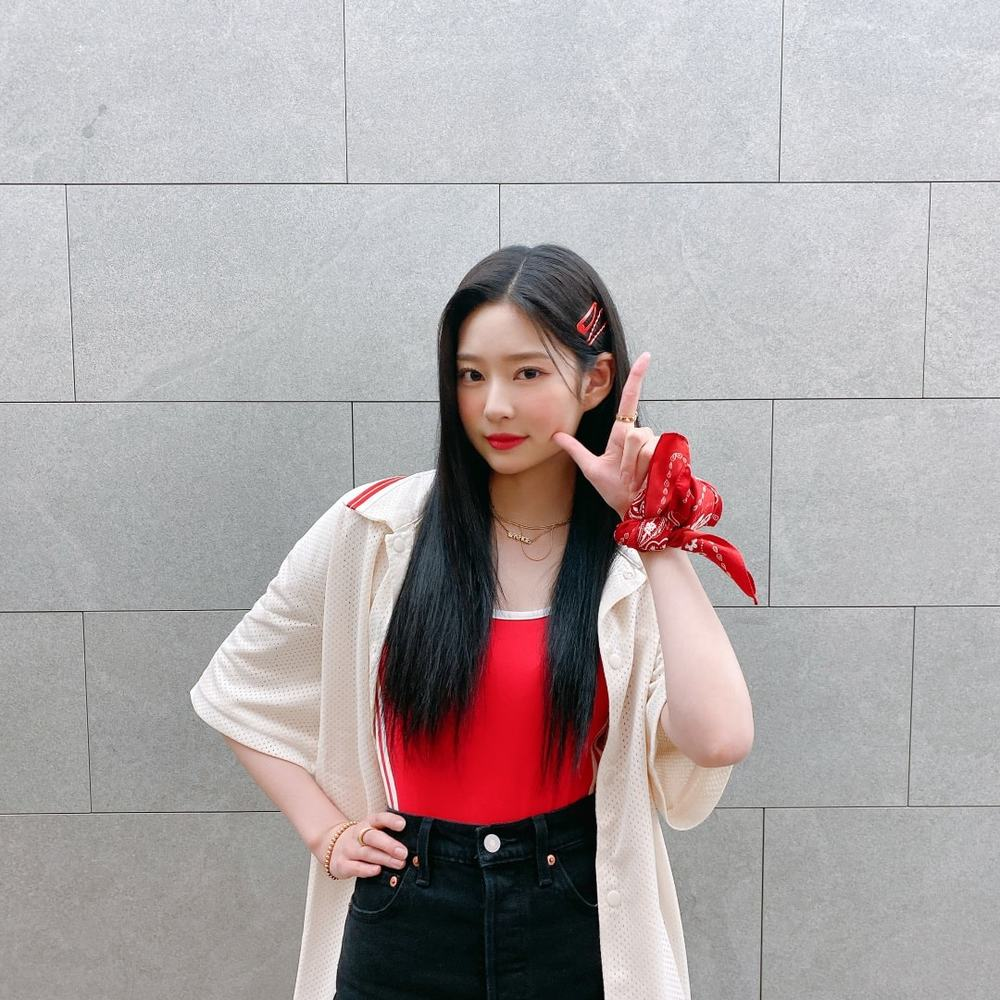 Jisoo (BLACKPINK), IU lọt top 5 thần tượng có nhân cách tốt nhất Kbiz - Hình 4