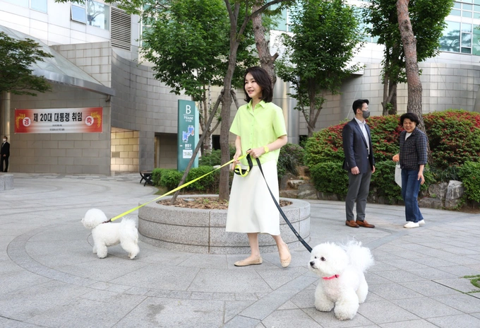 Kim Keon Hee - Korea's first lady is causing a fever on social media because of her unique style - Photo 9
