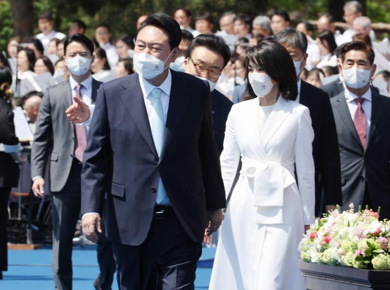 Kim Keon Hee - Korea's first lady is causing a fever on social media because of her unique style - Photo 3