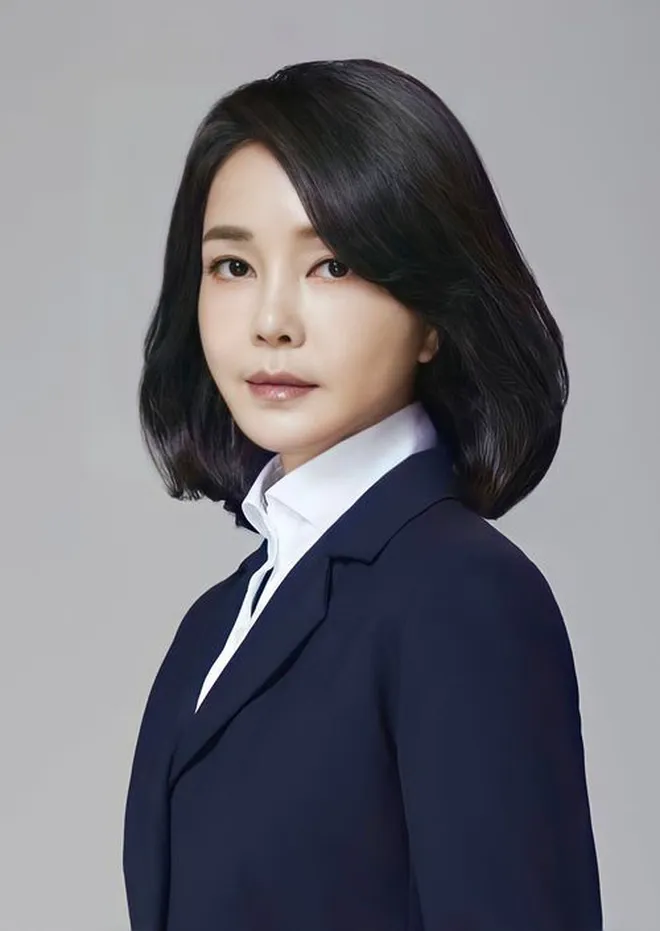 Kim Keon Hee - Korea's first lady is causing a fever on social media because of her unique style - Photo 6