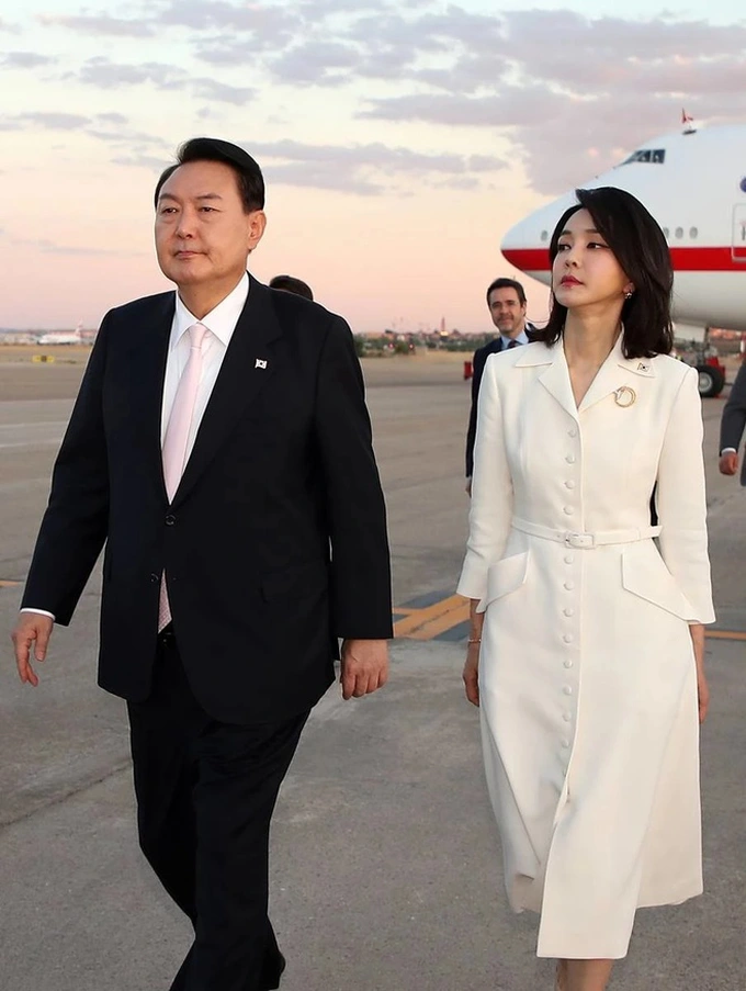 Kim Keon Hee - Korea's first lady is causing a fever on social media because of her unique style - Photo 2