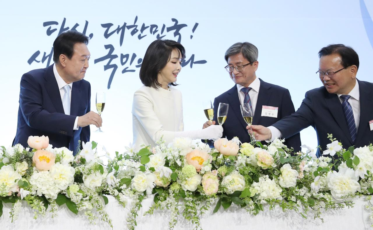 Kim Keon Hee - Korea's first lady is causing a fever on social media because of her unique style - Photo 8