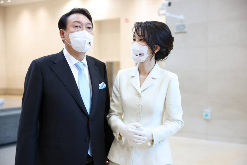 Kim Keon Hee - Korea's first lady is causing a fever on social media because of her unique style - Photo 1