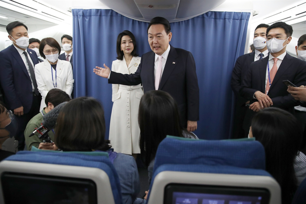 Kim Keon Hee - Korea's first lady is causing a fever on social media because of her unique style - Photo 5