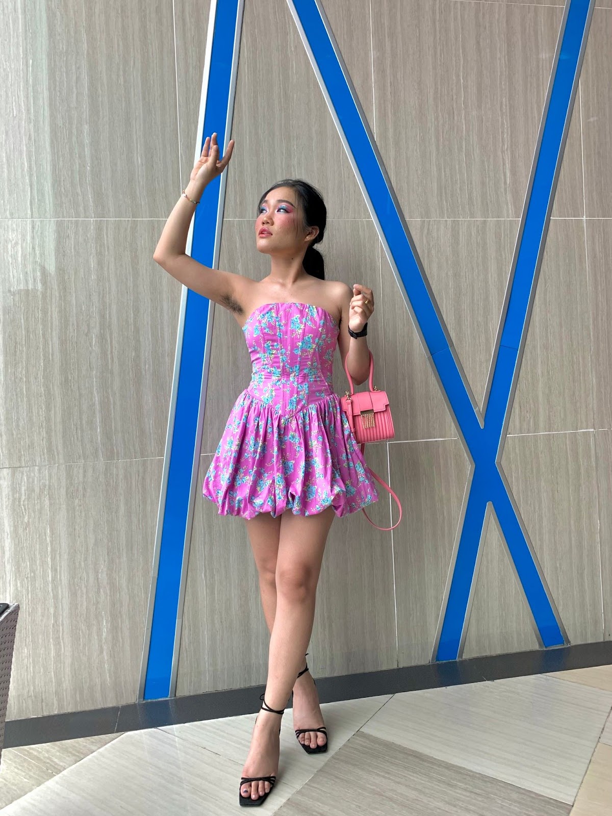 Le Thuy in hot clothes, showing off her thick armpit hair like the Amazon forest: Think it's funny? - Photo 2