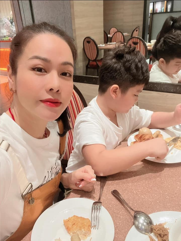 Nhật Kim Anh để lộ hint ngủ chung cùng chồng cũ vì con trai trong chuyến du lịch Singapore - Hình 4