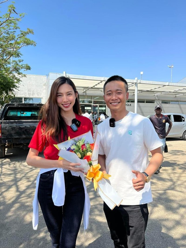 Thùy Tiên đi xe máy làm từ thiện, Quang Linh Vlog lộ ảnh thân thiết gái xinh, còn đòi lưu số anh đi? - Hình 7