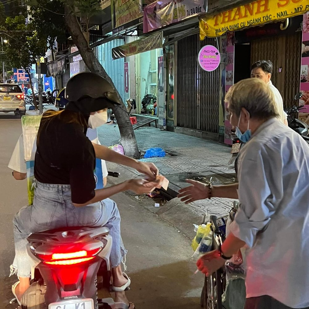 Thùy Tiên đi xe máy làm từ thiện, Quang Linh Vlog lộ ảnh thân thiết gái xinh, còn đòi lưu số anh đi? - Hình 3