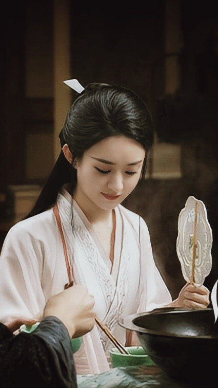 Triệu Lệ Dĩnh được Lâm Canh Tân ngọt ngào chăm sóc khi tha thiết đòi ăn lẩu - Hình 2