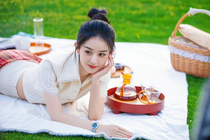 Triệu Lệ Dĩnh được ủng hộ khi muốn đá sân điện ảnh, Địch Lệ Nhiệt Ba lại bị mỉa mai bớt tham vọng - Hình 1