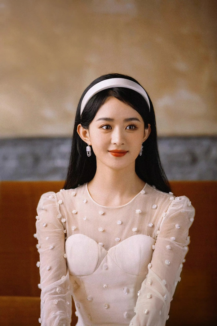 Triệu Lệ Dĩnh được ủng hộ khi muốn đá sân điện ảnh, Địch Lệ Nhiệt Ba lại bị mỉa mai bớt tham vọng - Hình 3