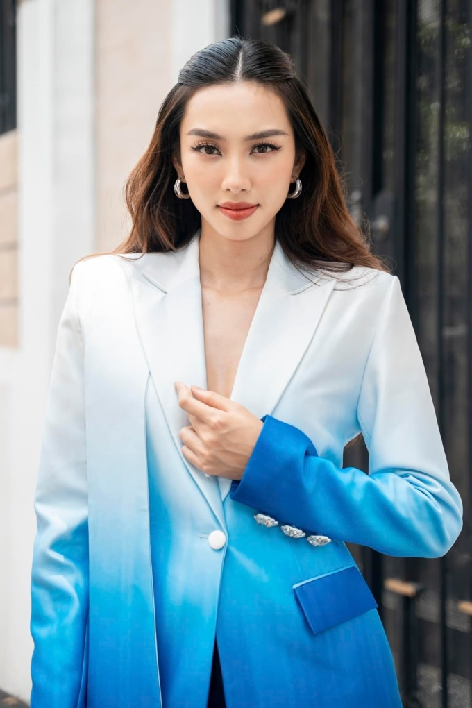 Miss Thuy Tien appeared fresh and shy after being called in the $ 15,000 "floral sale" line - Photo 4