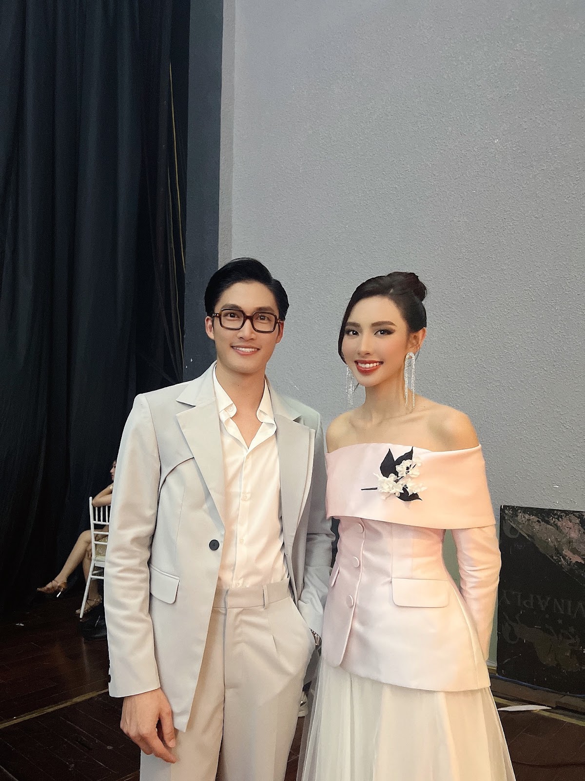 Miss Thuy Tien appeared fresh and shy after being called in the $ 15,000 "floral sale" line - Photo 2