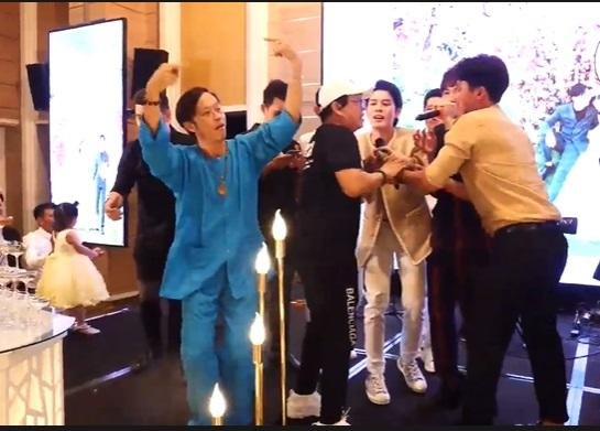 Hoài Linh quẩy bar sàn cực sung tại nhà thờ Tổ 100 tỷ sau ồn ào từ thiện, netizen liền mỉa mai - Hình 11