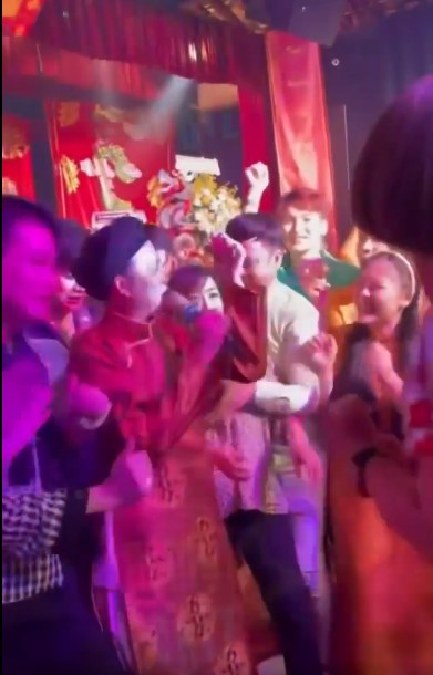 Hoài Linh quẩy bar sàn cực sung tại nhà thờ Tổ 100 tỷ sau ồn ào từ thiện, netizen liền mỉa mai - Hình 7