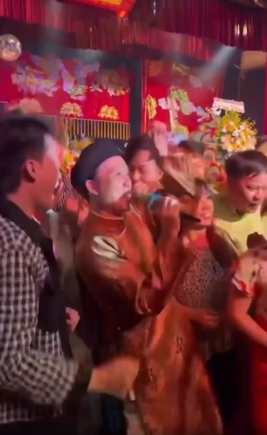 Hoài Linh quẩy bar sàn cực sung tại nhà thờ Tổ 100 tỷ sau ồn ào từ thiện, netizen liền mỉa mai - Hình 6