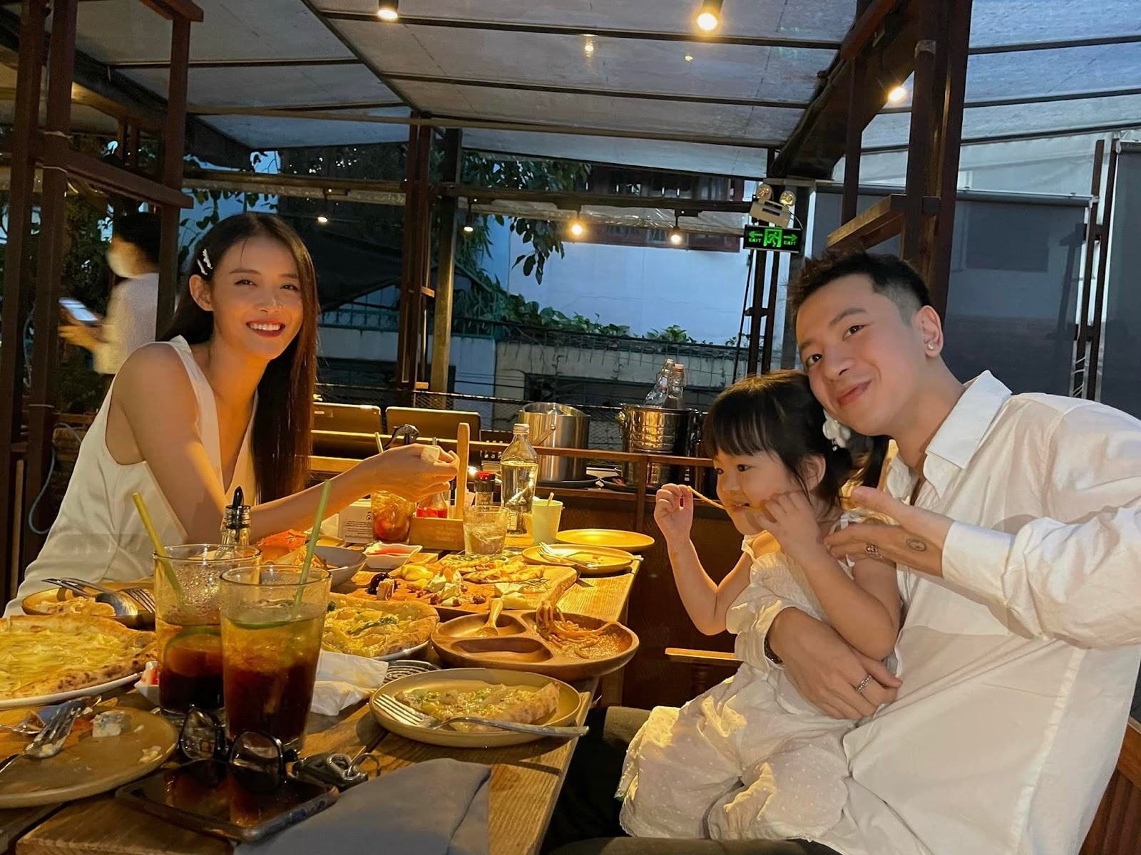 Phí Ngọc Hưng lần đầu khoe khung ảnh bên Trương Mỹ Nhân, ẩn ý khẳng định một gia đình - Hình 3