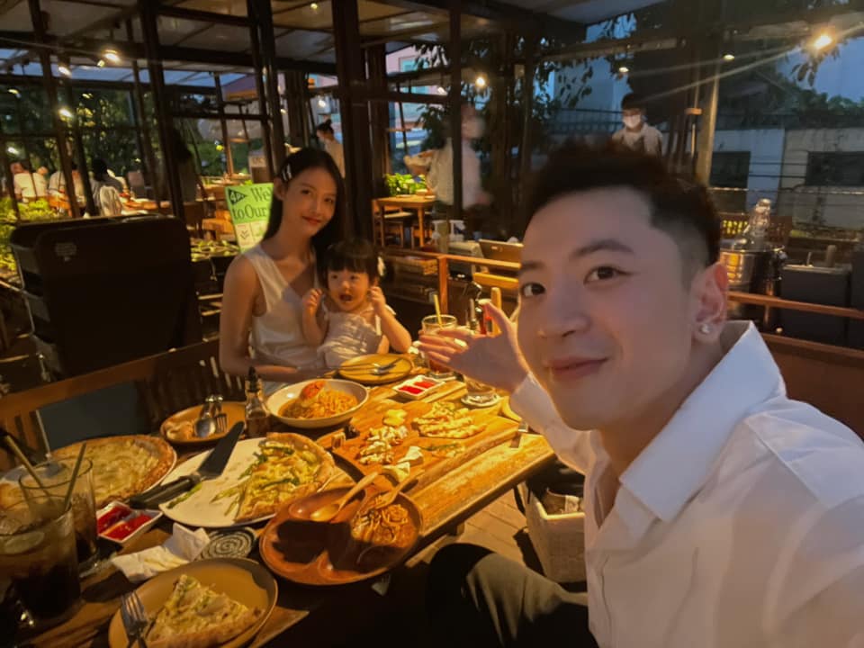 Phí Ngọc Hưng lần đầu khoe khung ảnh bên Trương Mỹ Nhân, ẩn ý khẳng định một gia đình - Hình 4