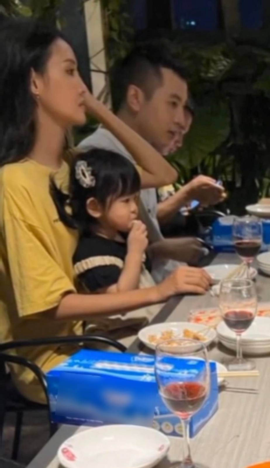Phí Ngọc Hưng lần đầu khoe khung ảnh bên Trương Mỹ Nhân, ẩn ý khẳng định một gia đình - Hình 6