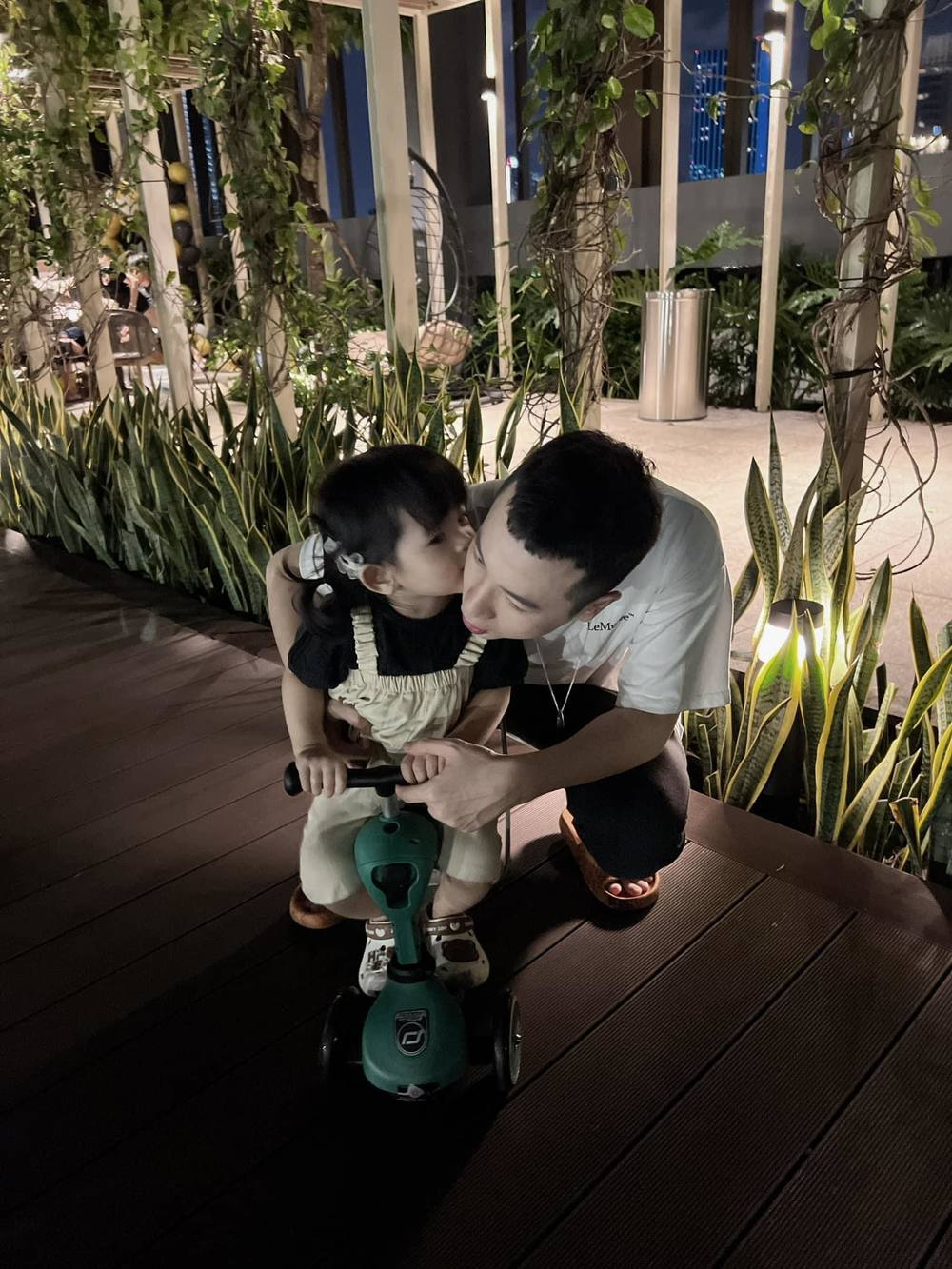 Phí Ngọc Hưng lần đầu khoe khung ảnh bên Trương Mỹ Nhân, ẩn ý khẳng định một gia đình - Hình 8