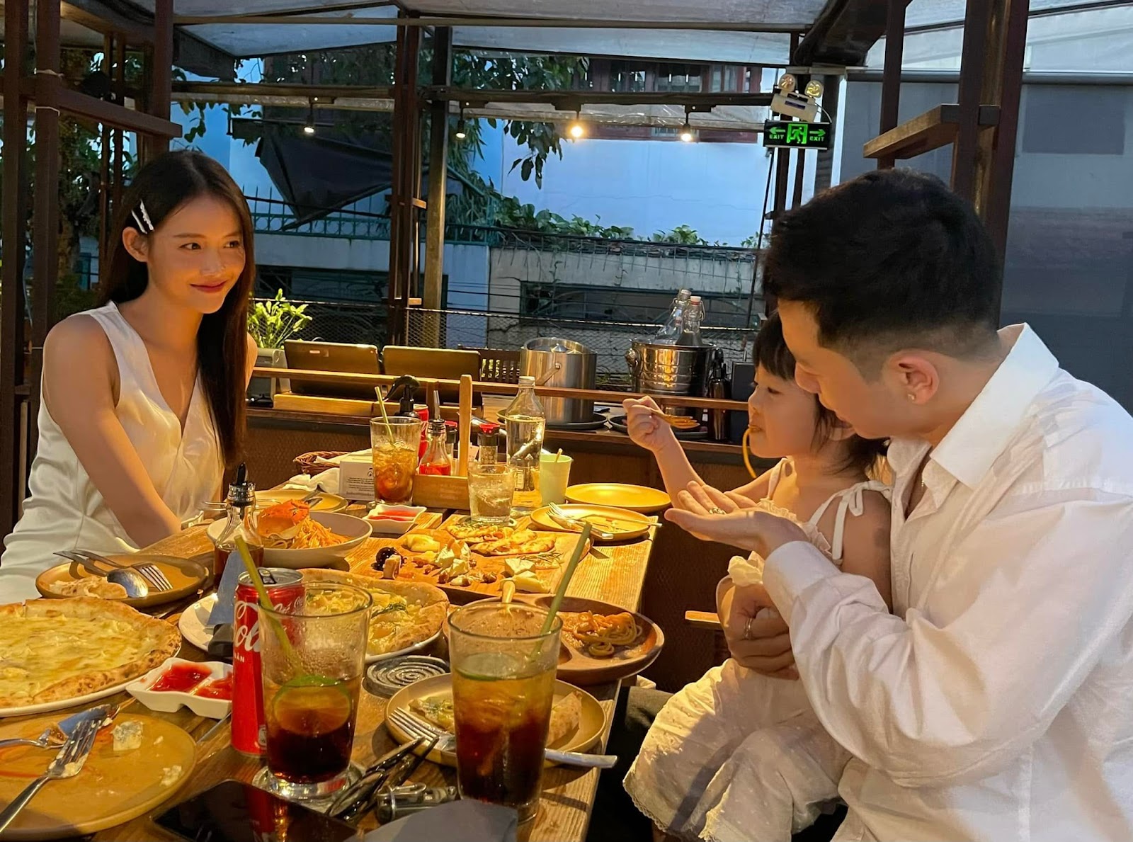 Phí Ngọc Hưng lần đầu khoe khung ảnh bên Trương Mỹ Nhân, ẩn ý khẳng định một gia đình - Hình 5