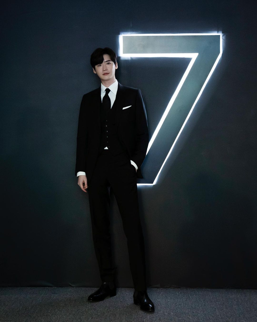 Lee Jong Suk và IU đồng loạt đăng tâm thư xin lỗi người hâm mộ sau khi công khai hẹn hò - Hình 1