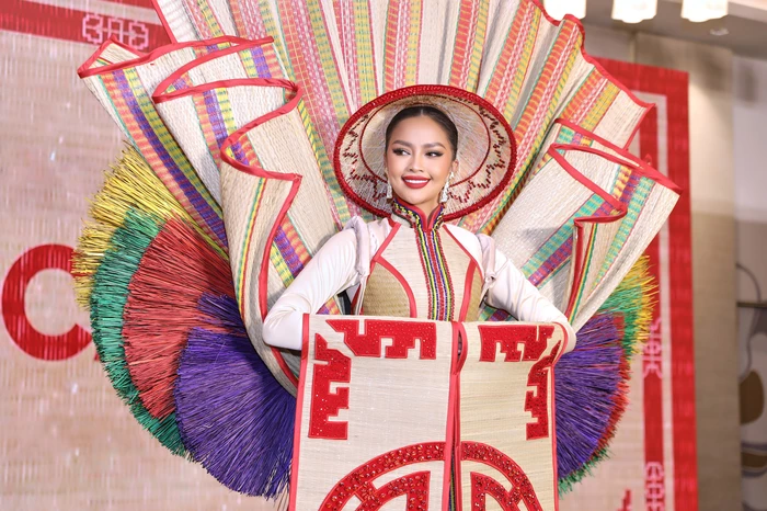 Miss Universe Hy Lạp lấn lướt Ngọc Châu, nàng hậu công khai 1 thứ khiến đối thủ tắt điện? - Hình 3