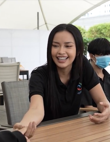 Ngọc Châu uất ức lên tiếng vì bị chê giả tạo, đối thủ mạnh tại MU bị bắt gặp hút thuốc phì phèo - Hình 2