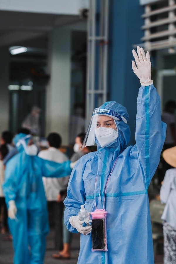 Ngọc Châu uất ức lên tiếng vì bị chê giả tạo, đối thủ mạnh tại MU bị bắt gặp hút thuốc phì phèo - Hình 6