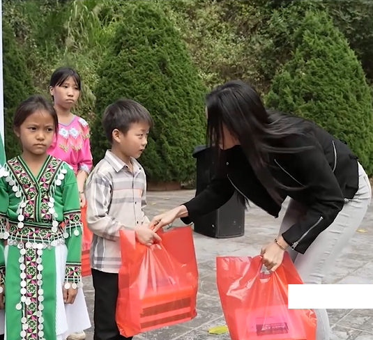 Ngọc Châu uất ức lên tiếng vì bị chê giả tạo, đối thủ mạnh tại MU bị bắt gặp hút thuốc phì phèo - Hình 5
