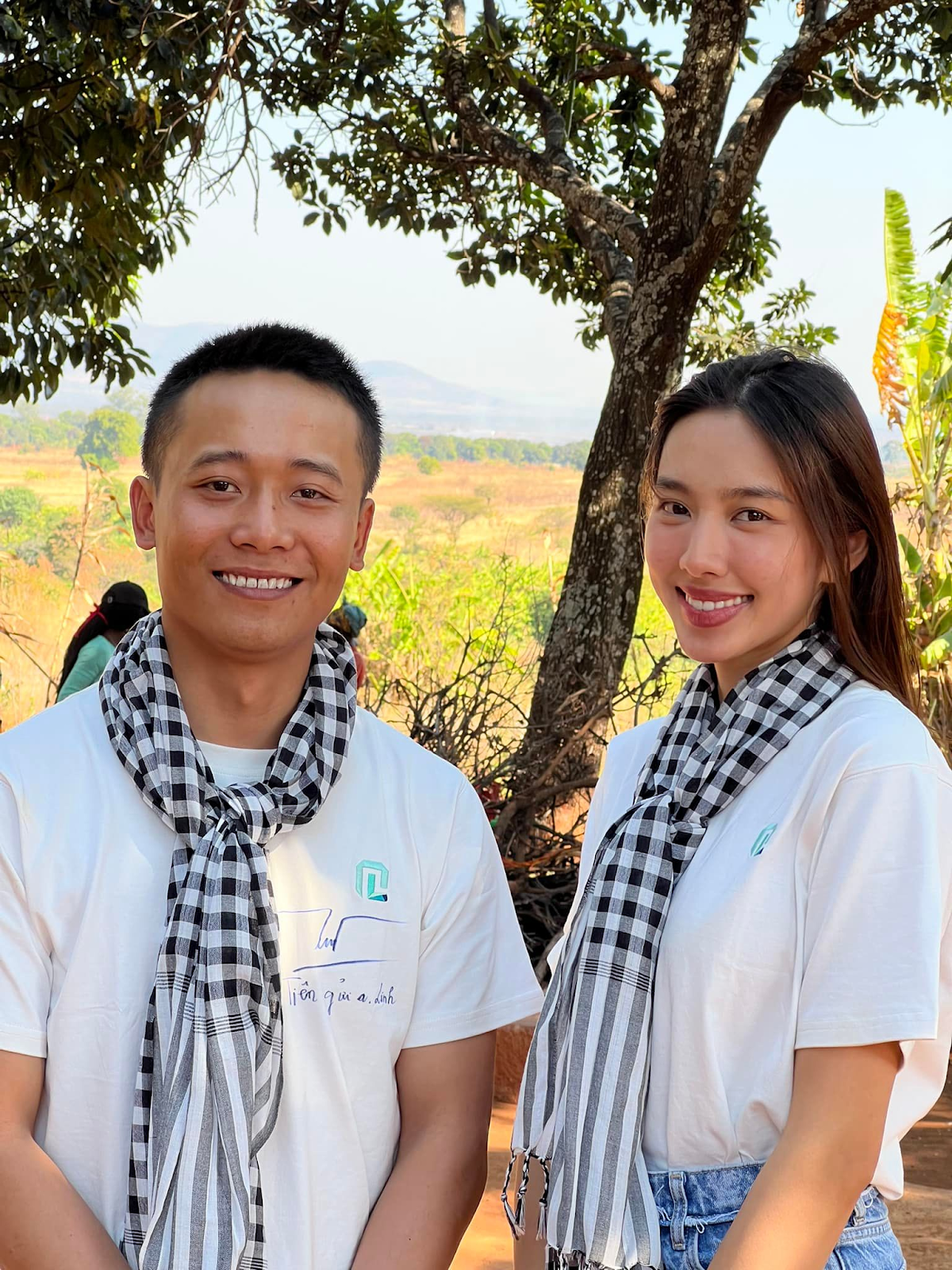 Quang Linh Vlog khoe khoảnh khắc đón năm mới cùng gia đình: Bí mật về Việt Nam, vắng mặt Lôi Con? - Hình 7