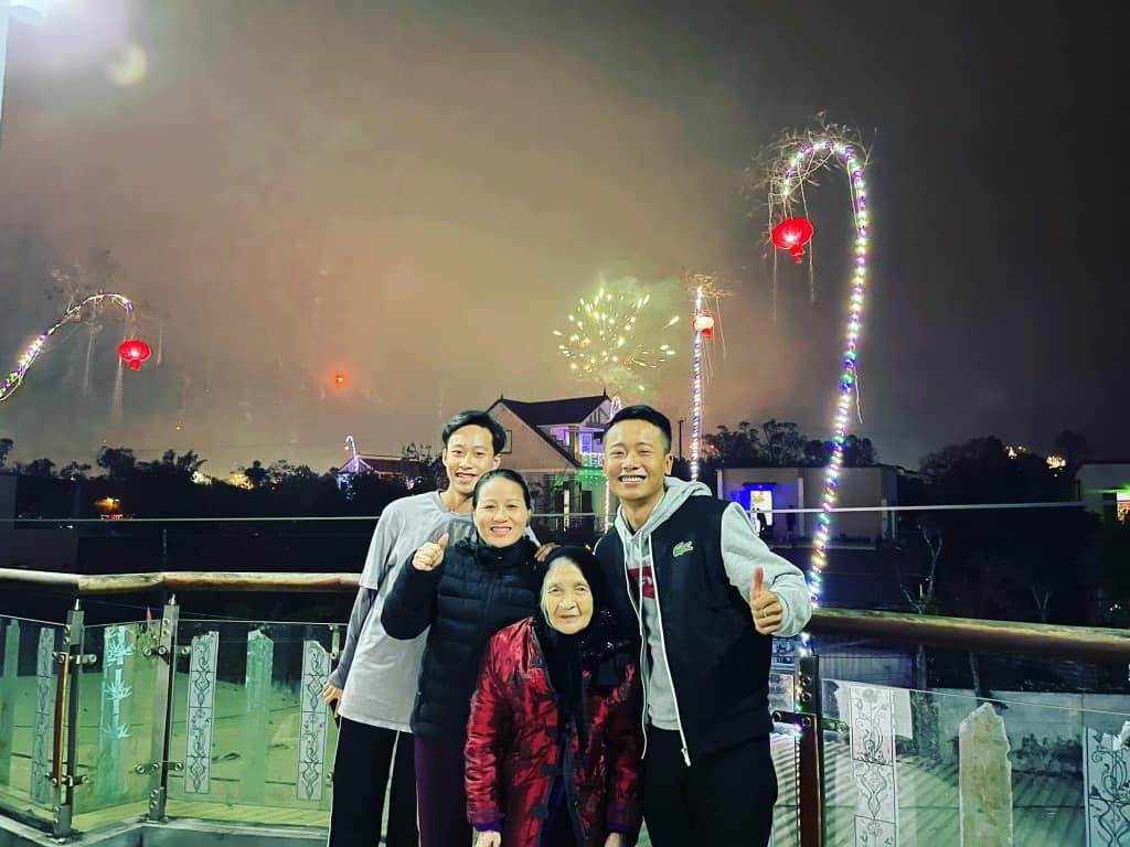 Quang Linh Vlog khoe khoảnh khắc đón năm mới cùng gia đình: Bí mật về Việt Nam, vắng mặt Lôi Con? - Hình 1