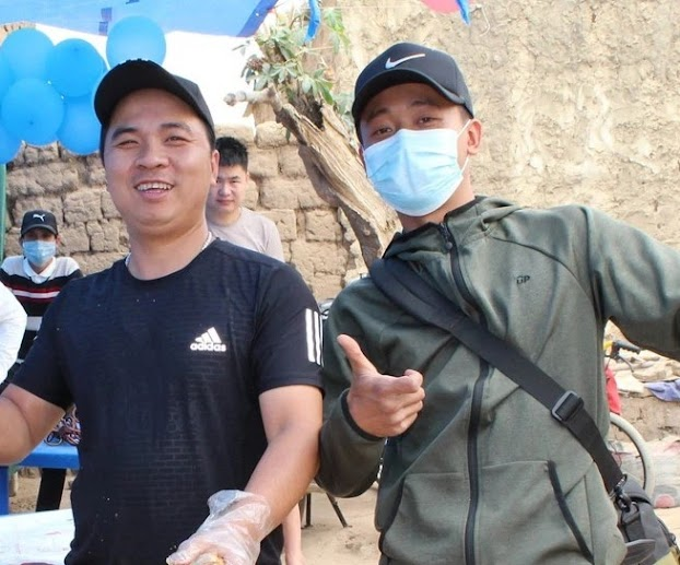 Anh trai Quang Linh Vlogs thấy tốp người hì hục dưới kênh, xuống xe nói vài câu đã chốt được kèo lớn - Hình 7