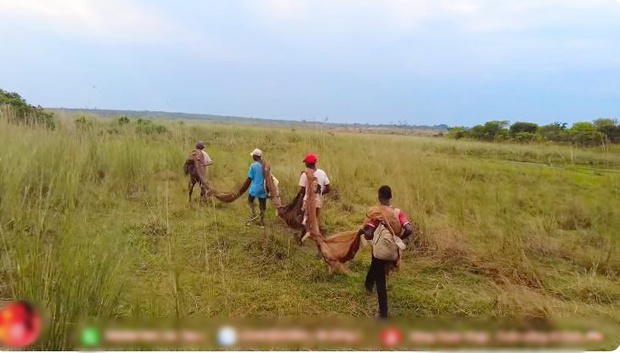 Anh trai Quang Linh Vlogs thấy tốp người hì hục dưới kênh, xuống xe nói vài câu đã chốt được kèo lớn - Hình 4