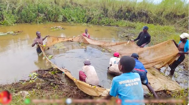 Anh trai Quang Linh Vlogs thấy tốp người hì hục dưới kênh, xuống xe nói vài câu đã chốt được kèo lớn - Hình 3