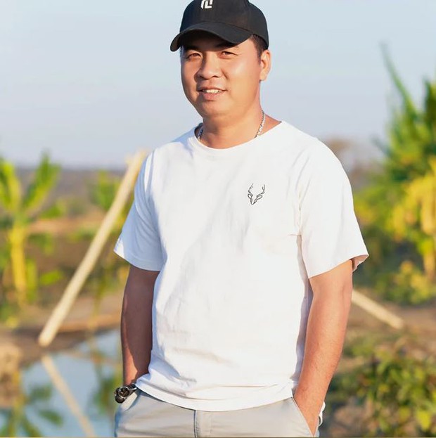 Anh trai Quang Linh Vlogs thấy tốp người hì hục dưới kênh, xuống xe nói vài câu đã chốt được kèo lớn - Hình 1