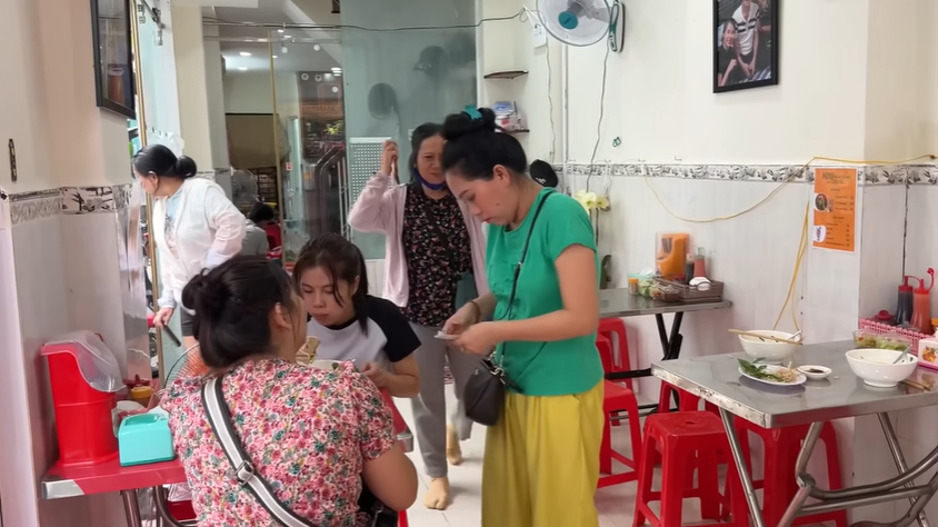 Cháu gái Vũ Linh phải đi bán bún bò, Hồng Loan bị 1 soạn giả ở Mỹ gài bẫy, thử lòng đòi nợ 200 triệu - Hình 7