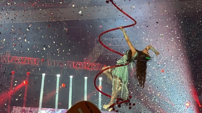 Chi Pu almost fell while floating ten meters in mid-air, the top-notch handling received rain of praise - Photo 2