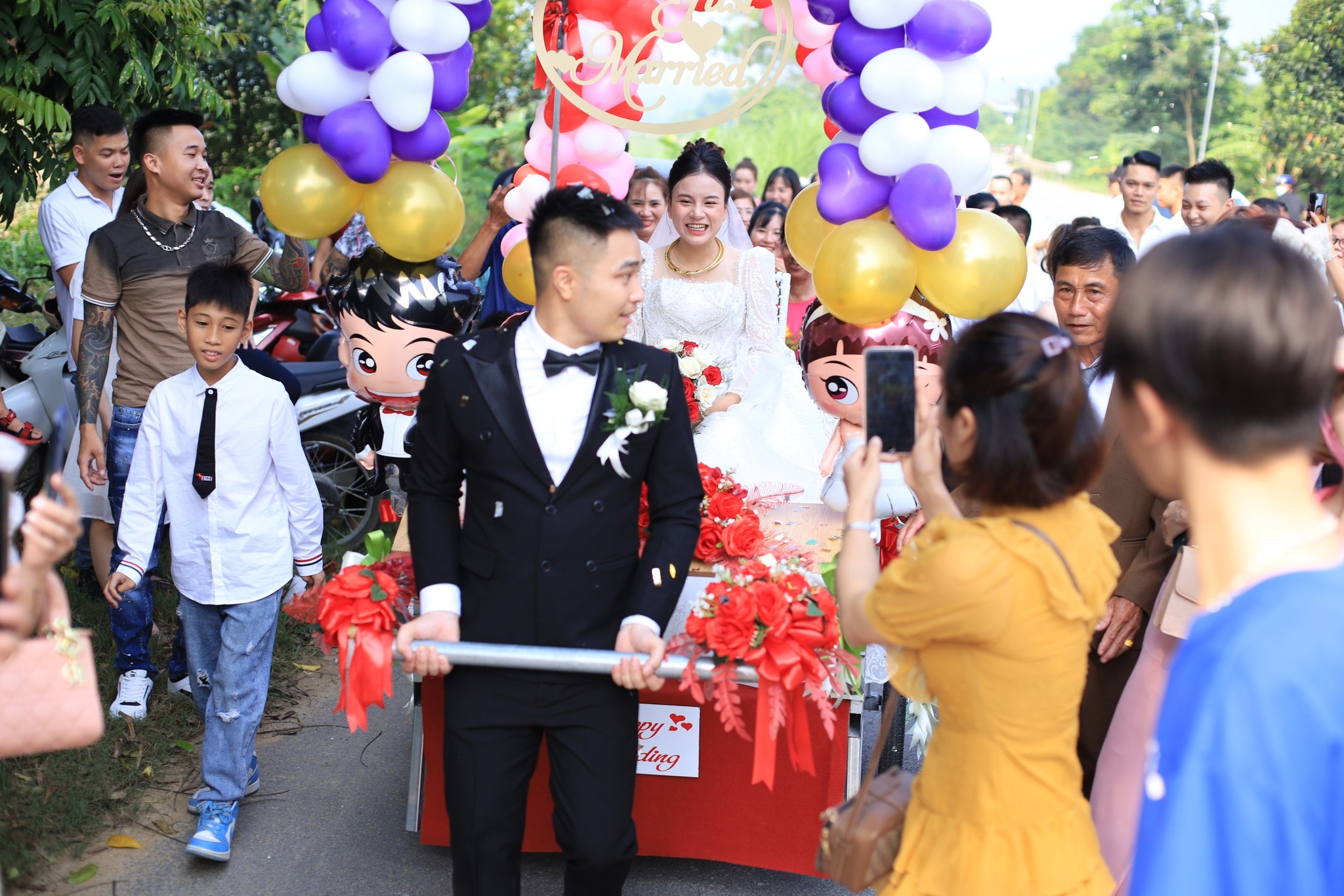 Độc lạ đám cưới Thái Bình: Đàng trai đẩy xe rùa chở đầy sính lễ sang nhà đàng gái xin dâu - Hình 4