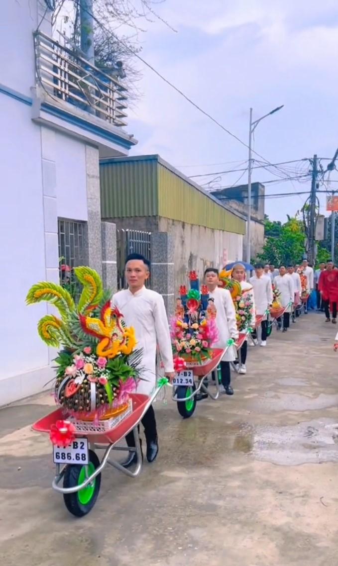 Độc lạ đám cưới Thái Bình: Đàng trai đẩy xe rùa chở đầy sính lễ sang nhà đàng gái xin dâu - Hình 2