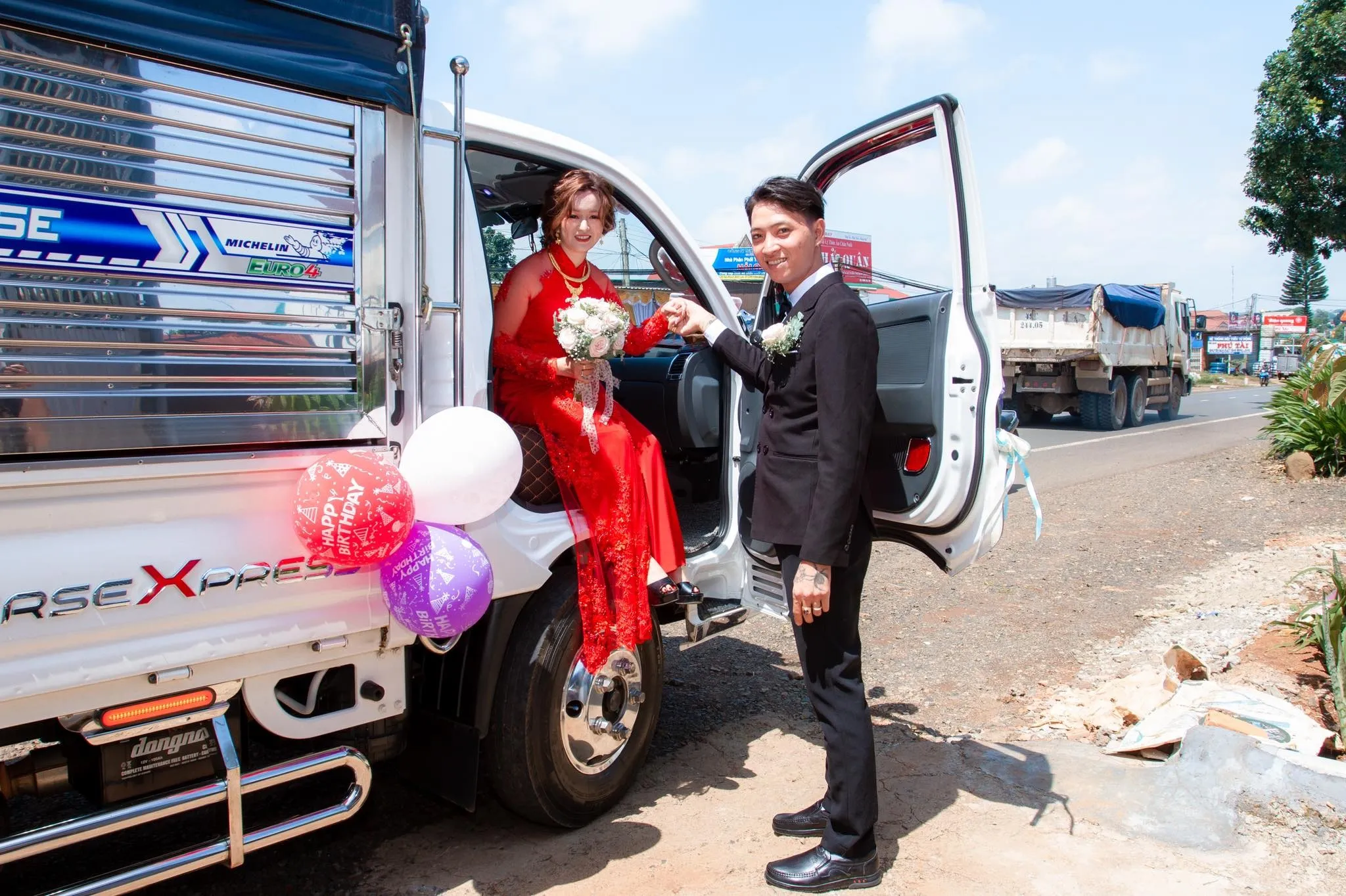 Độc lạ đám cưới Thái Bình: Đàng trai đẩy xe rùa chở đầy sính lễ sang nhà đàng gái xin dâu - Hình 5