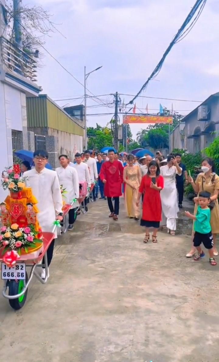 Độc lạ đám cưới Thái Bình: Đàng trai đẩy xe rùa chở đầy sính lễ sang nhà đàng gái xin dâu - Hình 1