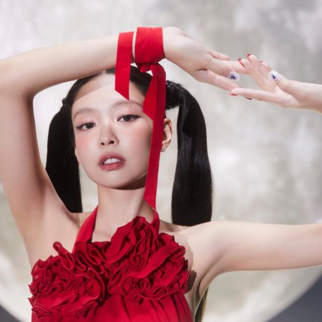 Lisa đang bị chỉ trích vì show nhạy cảm, Jennie lại bận rộn cạnh tranh khốc liệt với Jungkook (BTS) - Hình 9