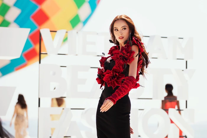 Miss Grand International: Le Hoang Phuong - Mr. Nawat with a dissatisfied face, forced interaction? - Photo 5