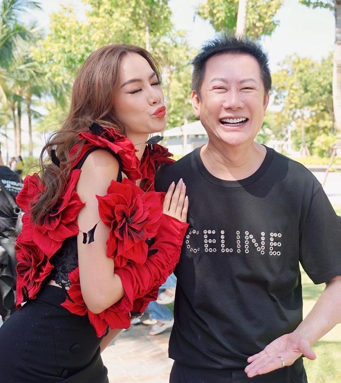 Miss Grand International: Le Hoang Phuong - Mr. Nawat with a dissatisfied face, forced interaction? - Photo 2