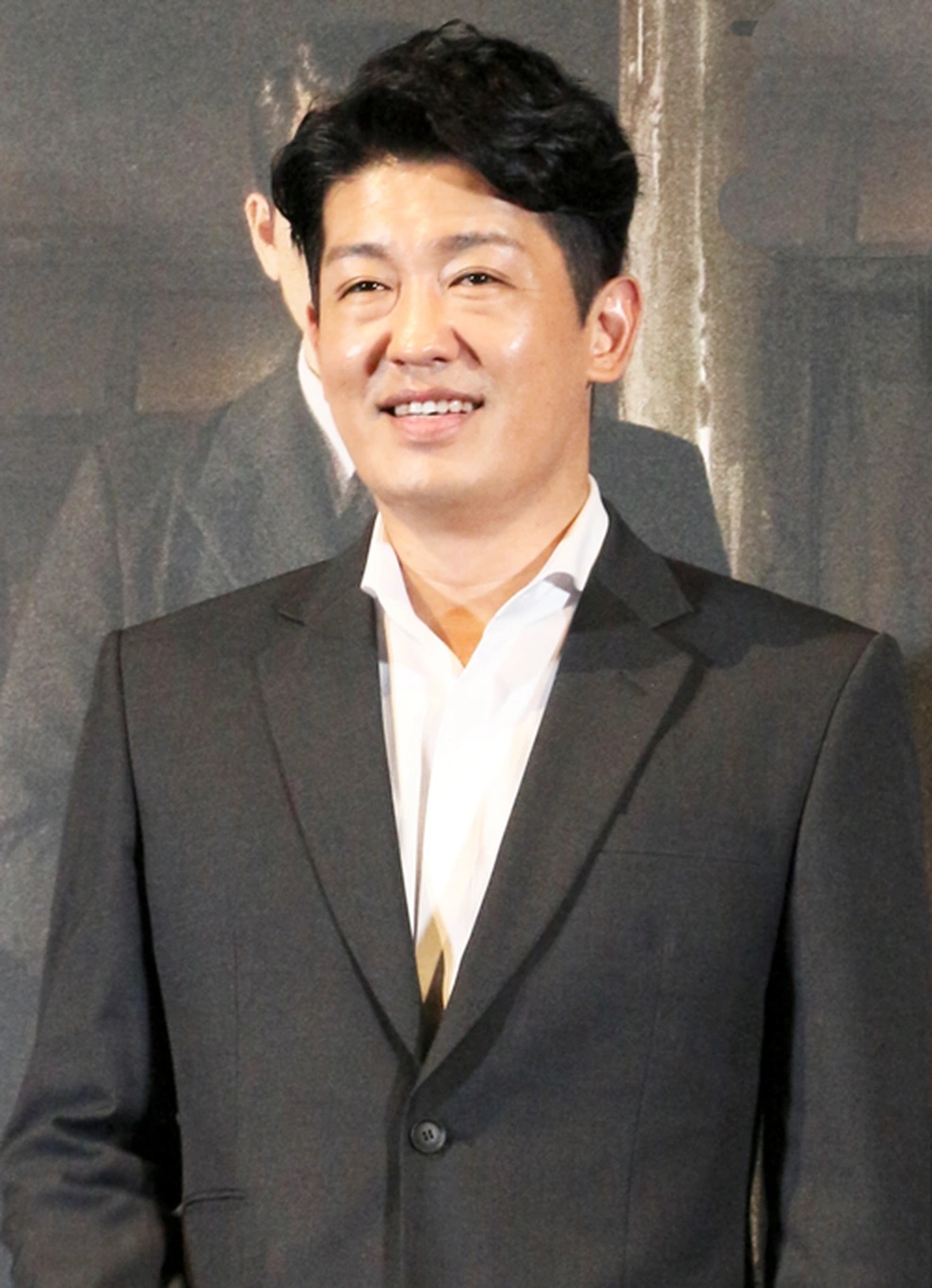 Heo Sung Tae: Ác nhân Squid Game từng bỏ lương 1,3 tỷ/năm để làm diễn viên, ngoài đời cực cute - Hình 1