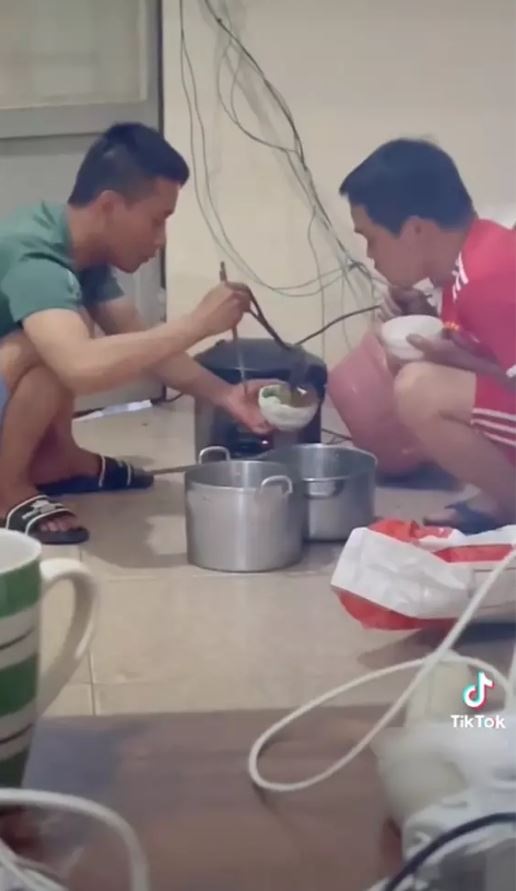 Quang Linh Vlog ăn cơm với mì tôm, rau xanh dù k.iếm t.iền tỷ, khách tới nhà tá hỏa với món gia truyền - Hình 3