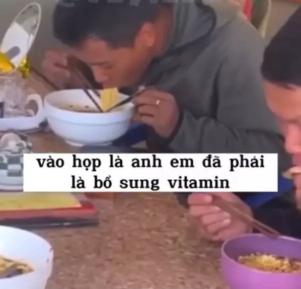 Quang Linh Vlog ăn cơm với mì tôm, rau xanh dù k.iếm t.iền tỷ, khách tới nhà tá hỏa với món gia truyền - Hình 5